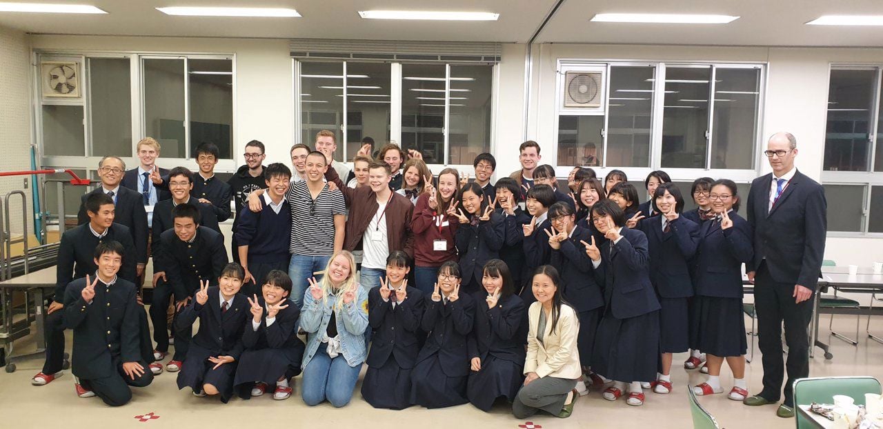 Bilde av norske og japanske elever på skolen i Hiroshima