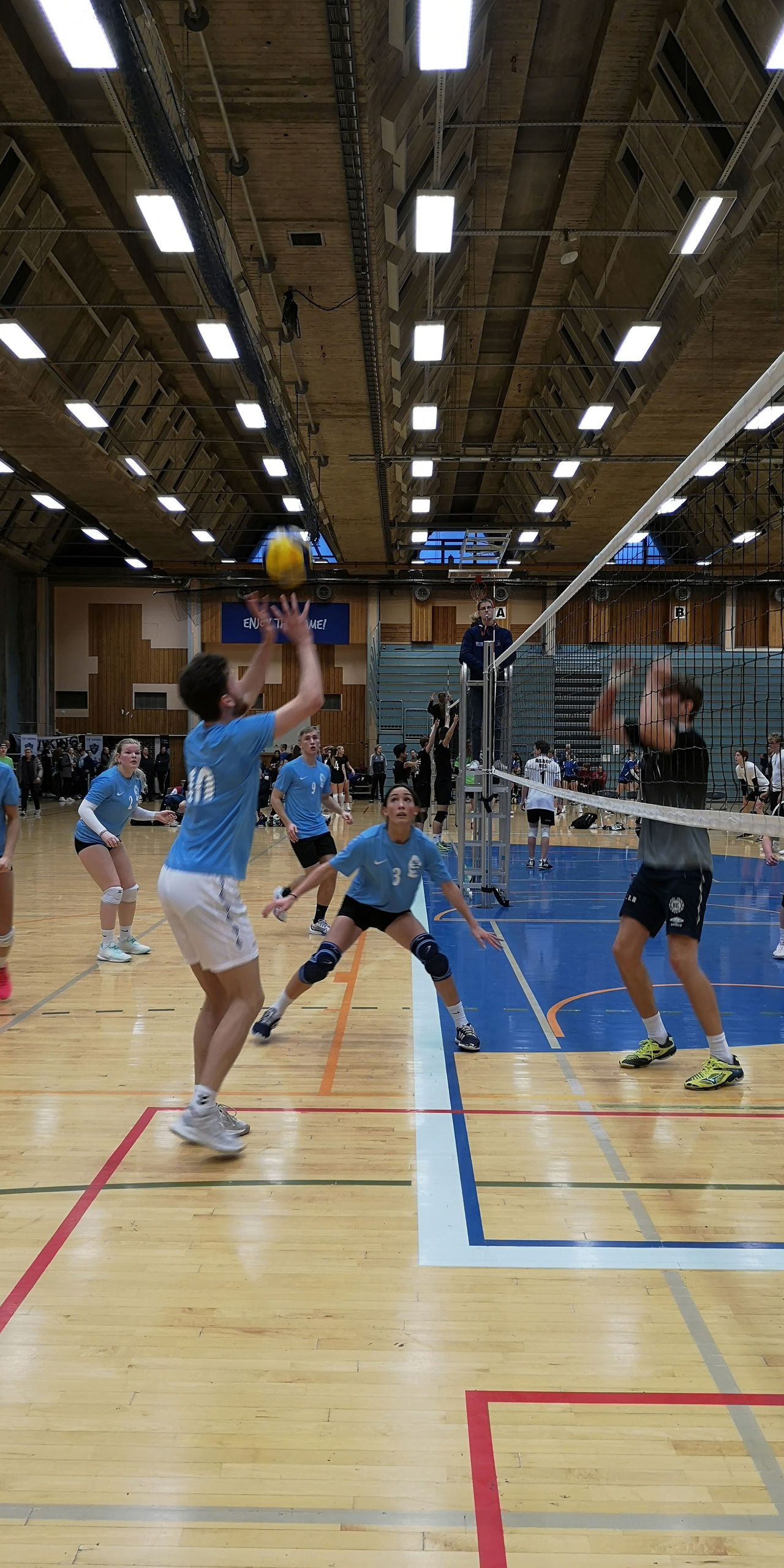 Bilde av skolelaget i volleyball som spiller kamp