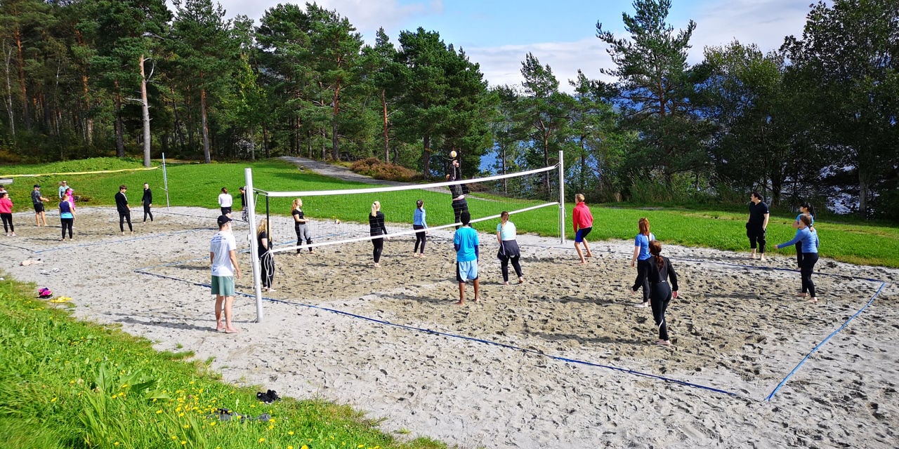 Bilde av elevar som speler volleyball i Strandebarm