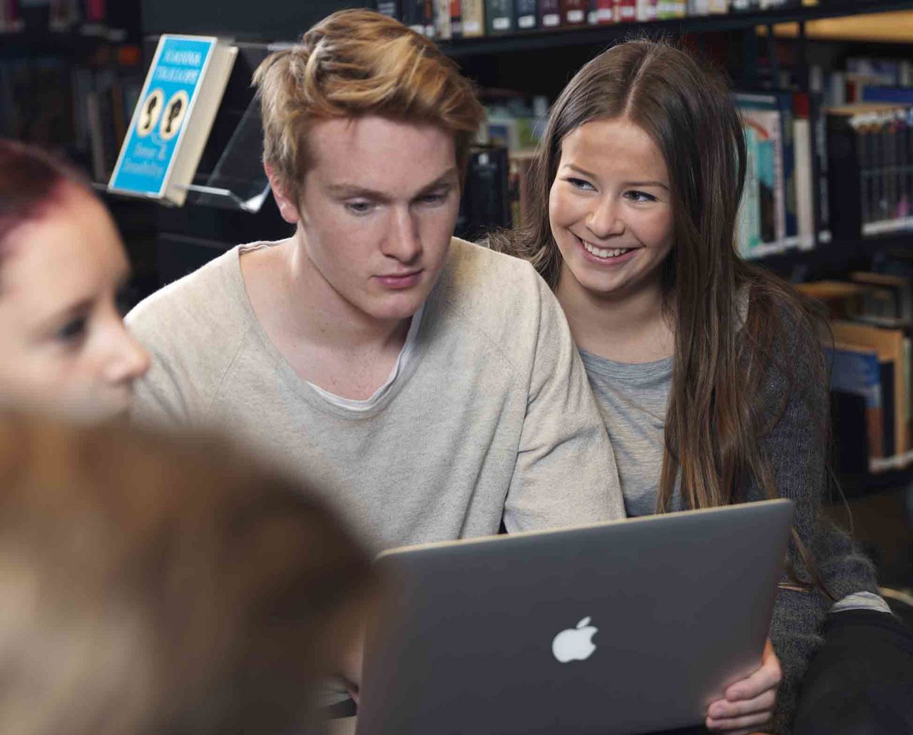 Elever på biblioteket