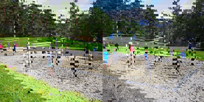 Bilde av elevar som spelar volleyball i Strandebarm.