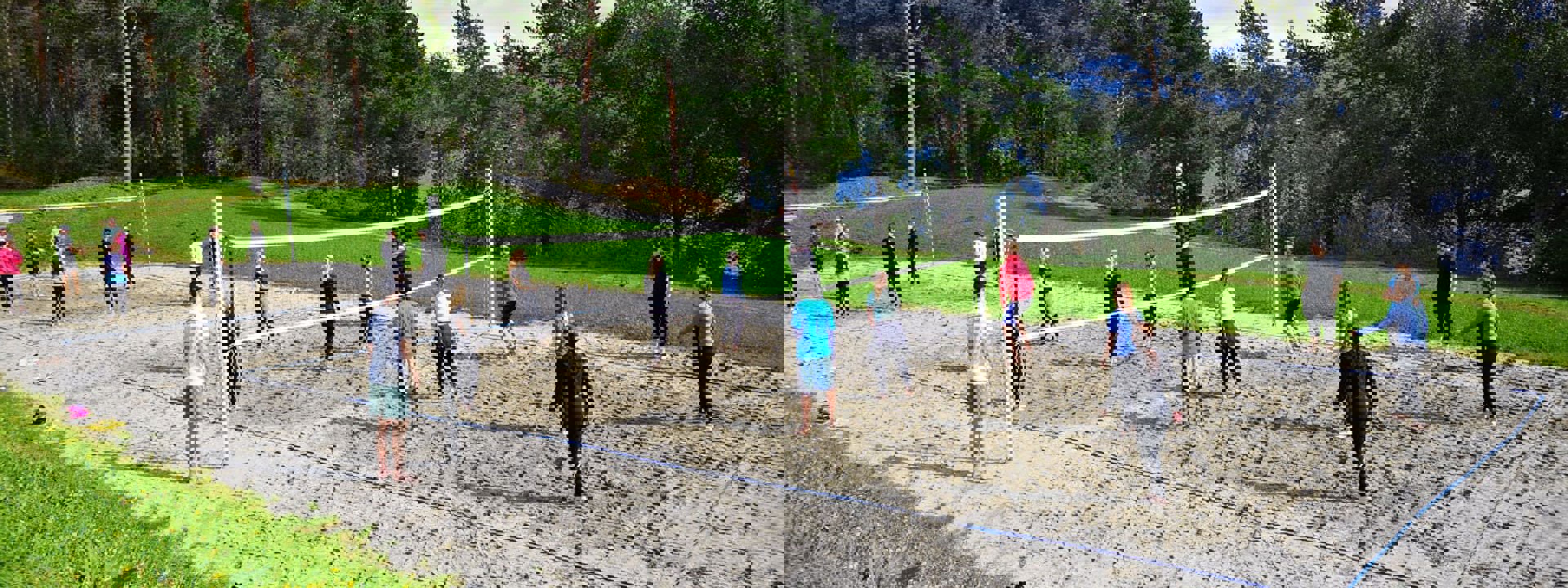 Bilde av elevar som spelar volleyball i Strandebarm