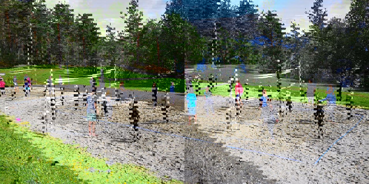 Bilde av elevar som spelar volleyball i Strandebarm
