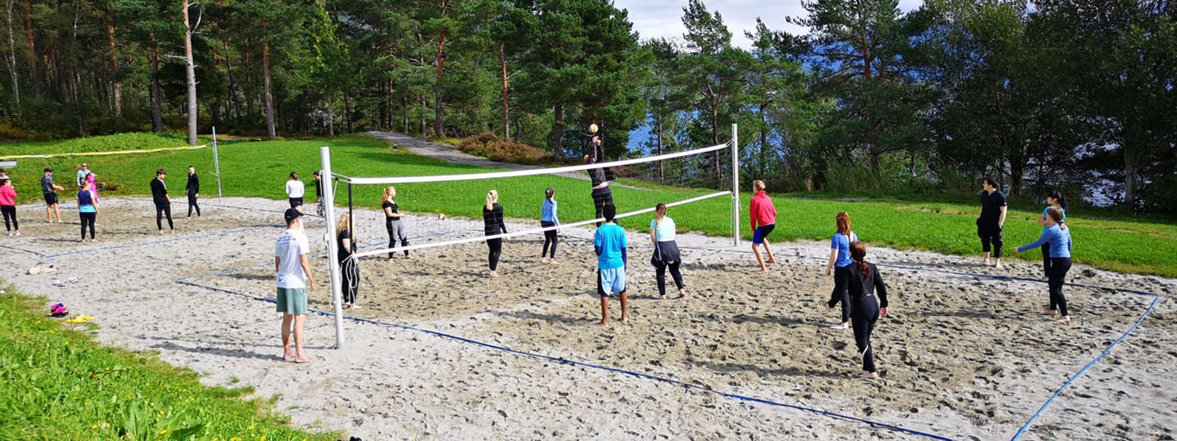 Bilde av elevar som spelar volleyball i Strandebarm