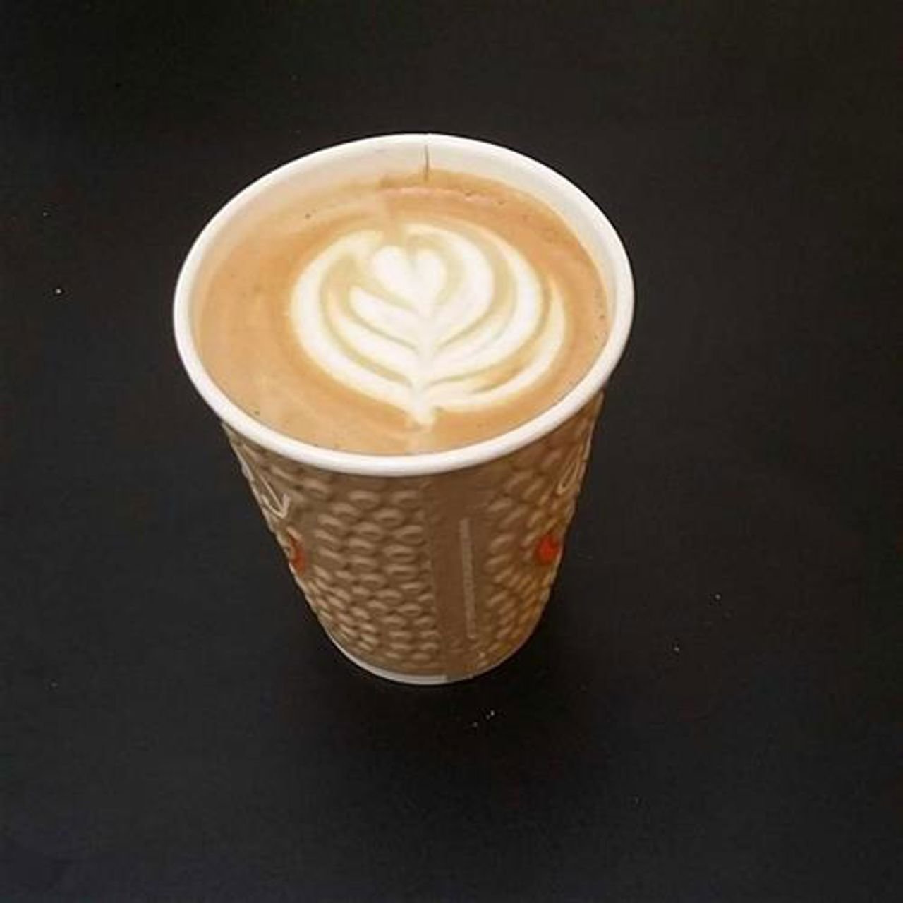 Bilde av kaffe med bladmønster på toppen
