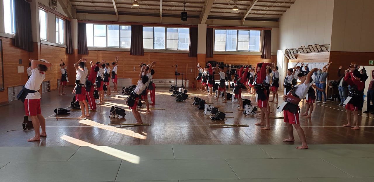 Elever som har gymnastikk i Japan