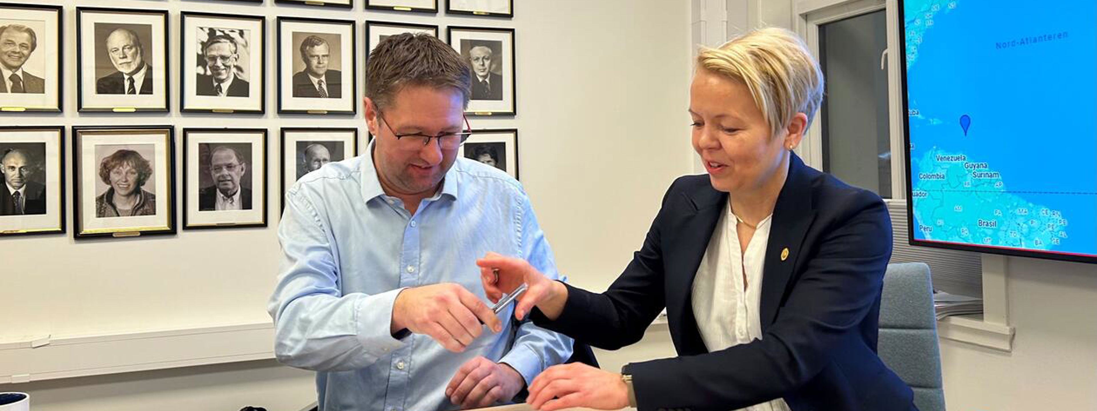 Bilete f.v. av rektor ved Amalie Skram vgs Lars Berntsen, og dekan ved det humanistiske fakultet på UIB Camilla Brauset