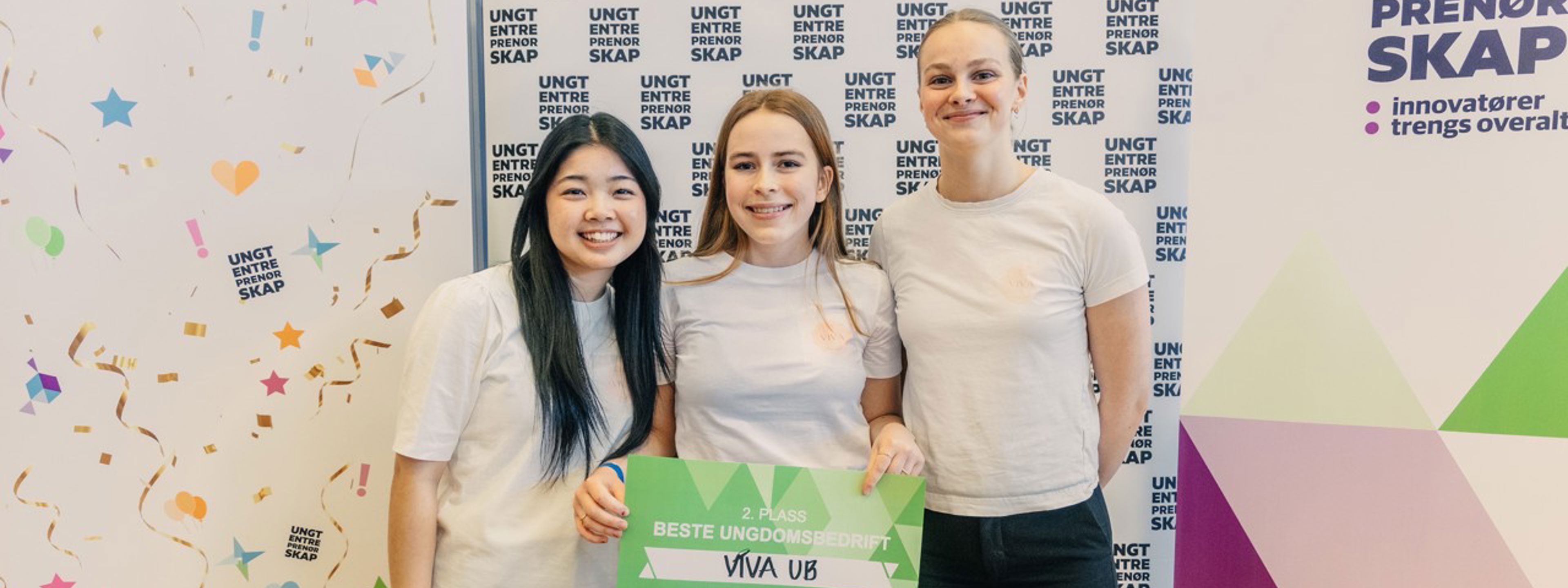 Bilete av elever fra Viva UB som holder pris for 2. plass beste ungdomsbedrift